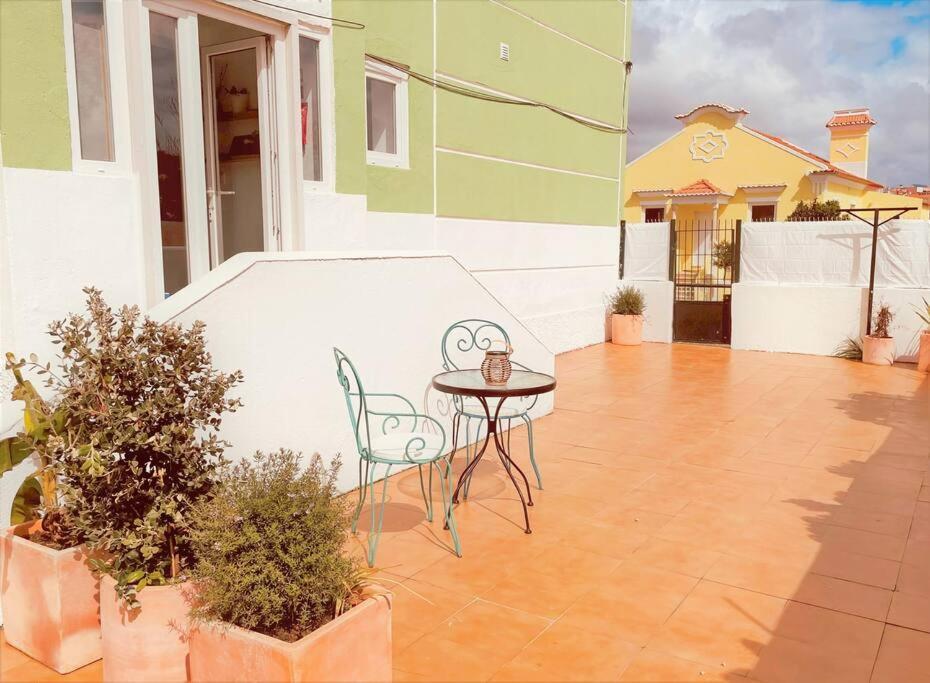 Cozy Apartment With Private Courtyard Barcarena Exterior foto